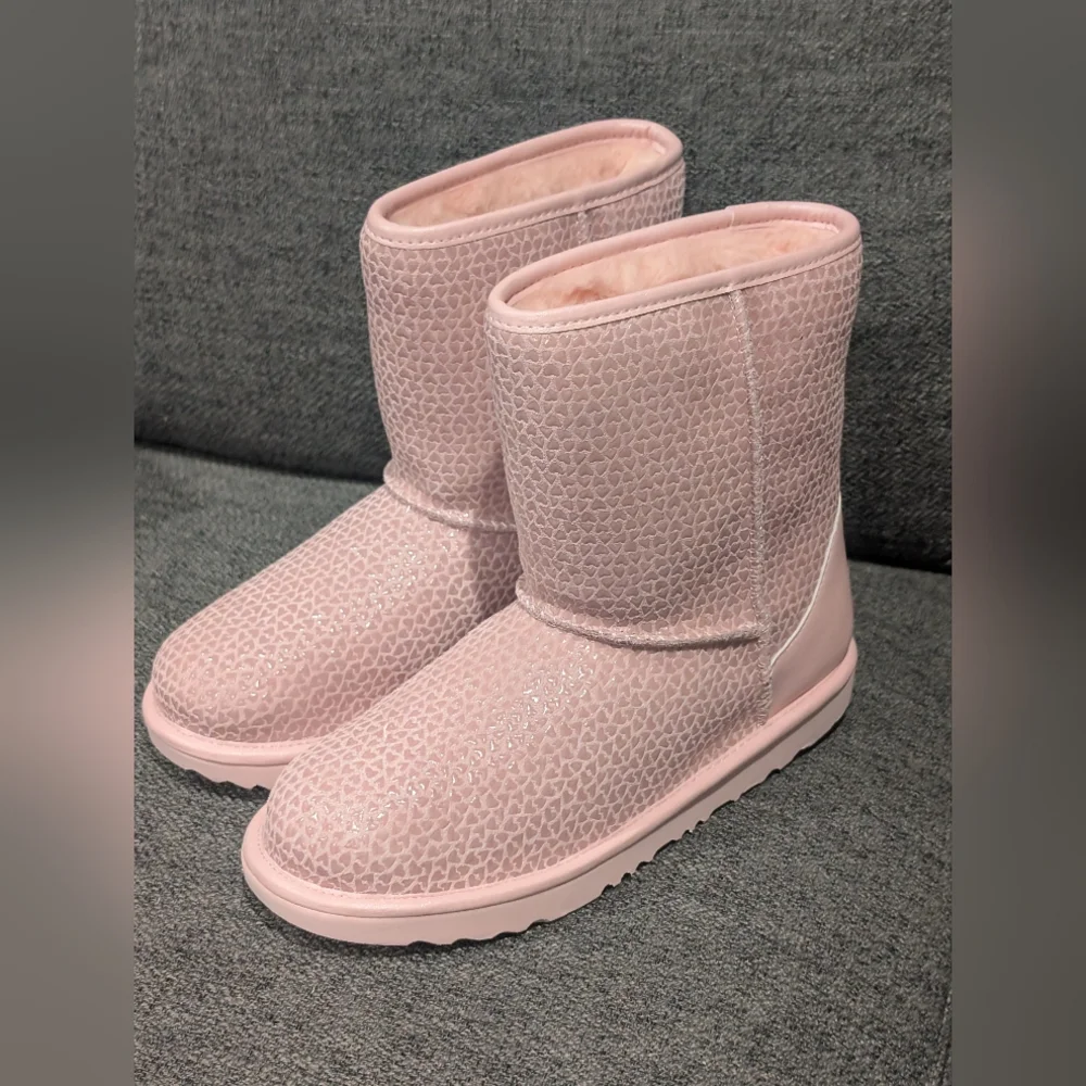 UGG  Classic II Gel Hearts Boots in Pink